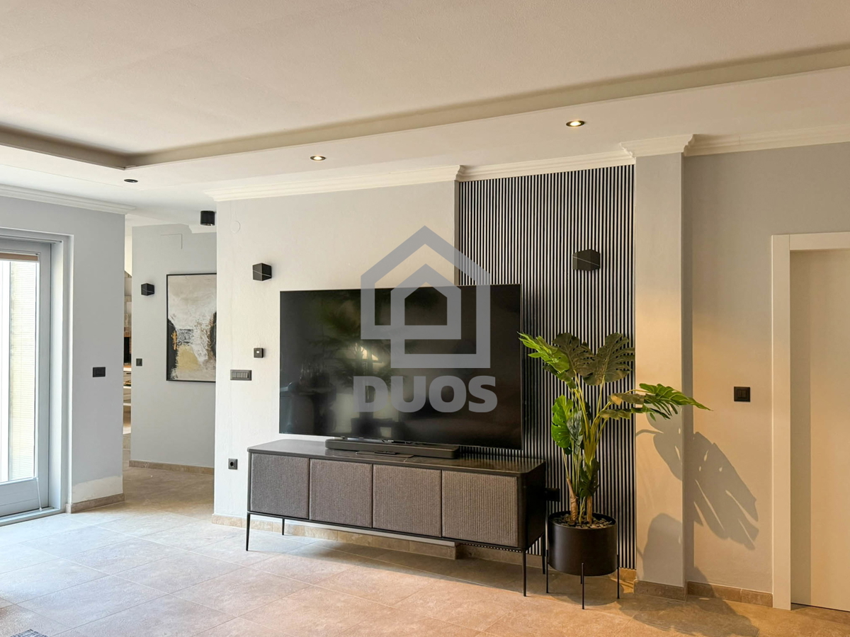 Čudovito prenovljena in moderno urejena kamnita hiša v središču Murtera z dvigalom