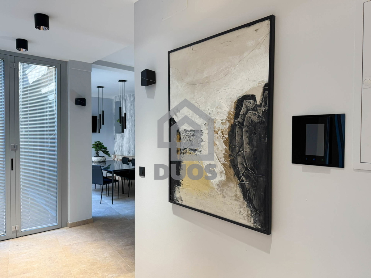 Čudovito prenovljena in moderno urejena kamnita hiša v središču Murtera z dvigalom