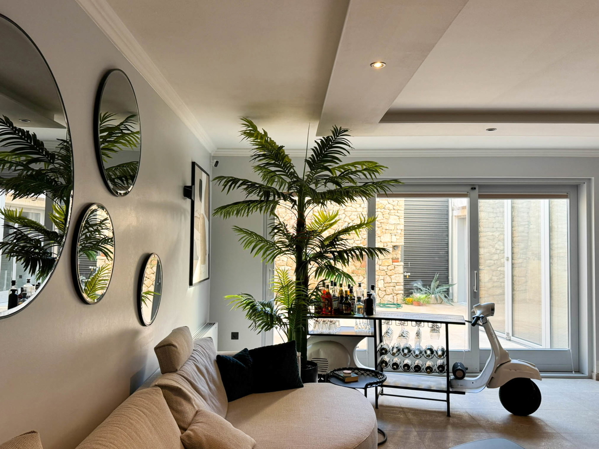 Čudovito prenovljena in moderno urejena kamnita hiša v središču Murtera z dvigalom