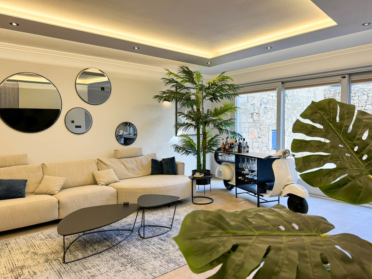 Čudovito prenovljena in moderno urejena kamnita hiša v središču Murtera z dvigalom