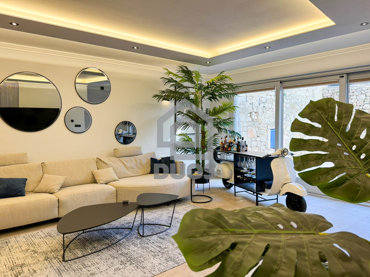 Čudovito prenovljena in moderno urejena kamnita hiša v središču Murtera z dvigalom