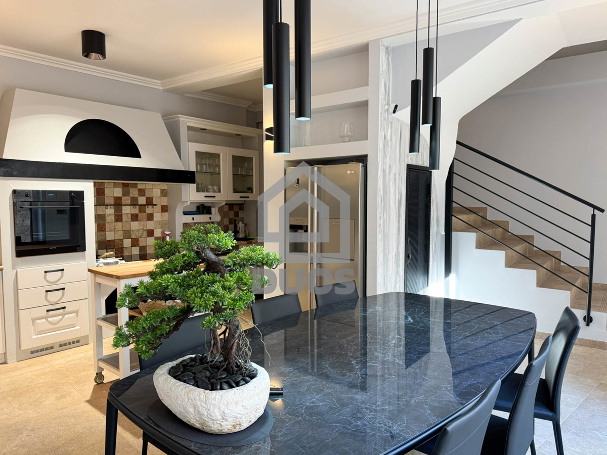 Čudovito prenovljena in moderno urejena kamnita hiša v središču Murtera z dvigalom