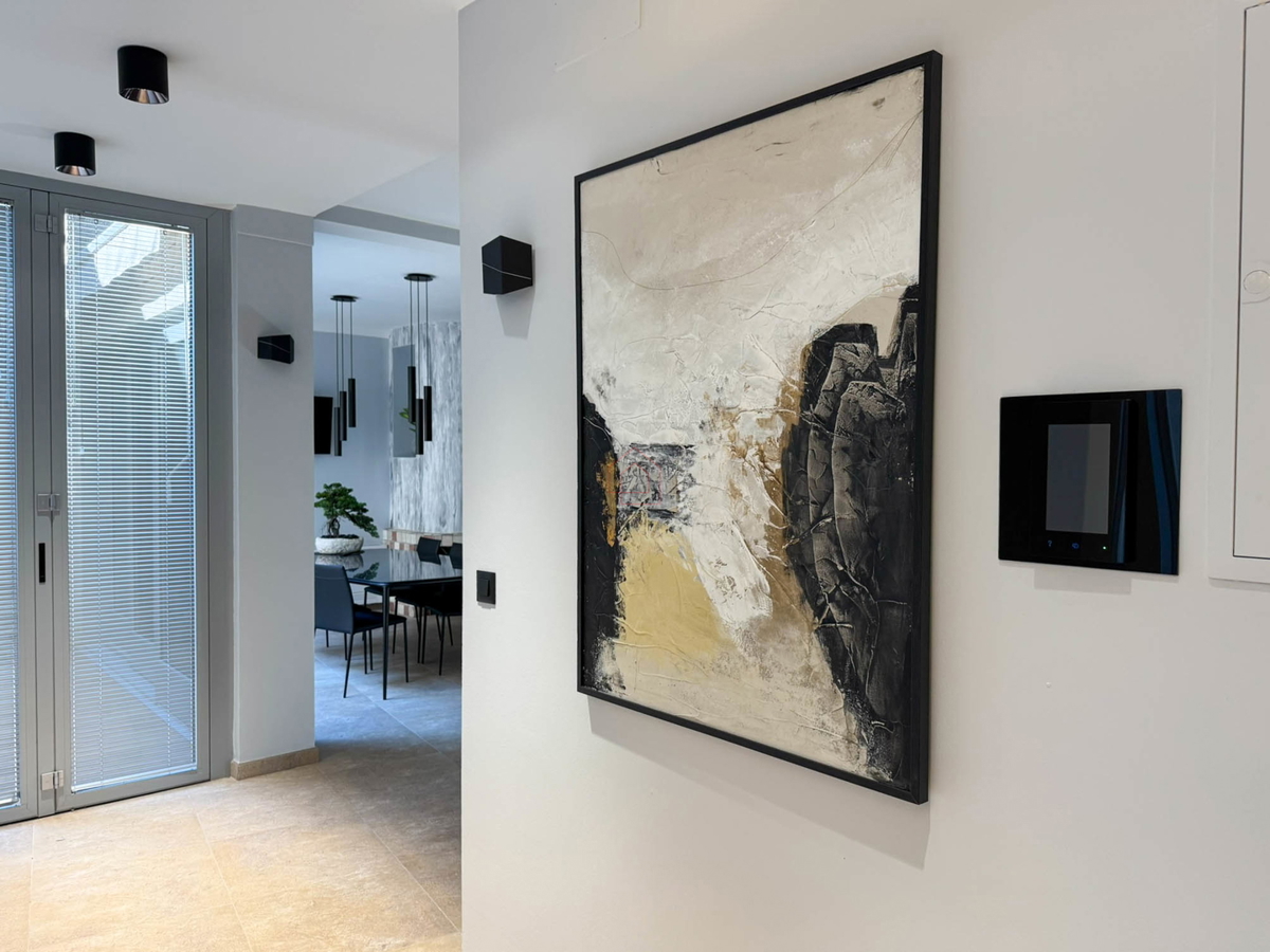 Čudovito prenovljena in moderno urejena kamnita hiša v središču Murtera z dvigalom