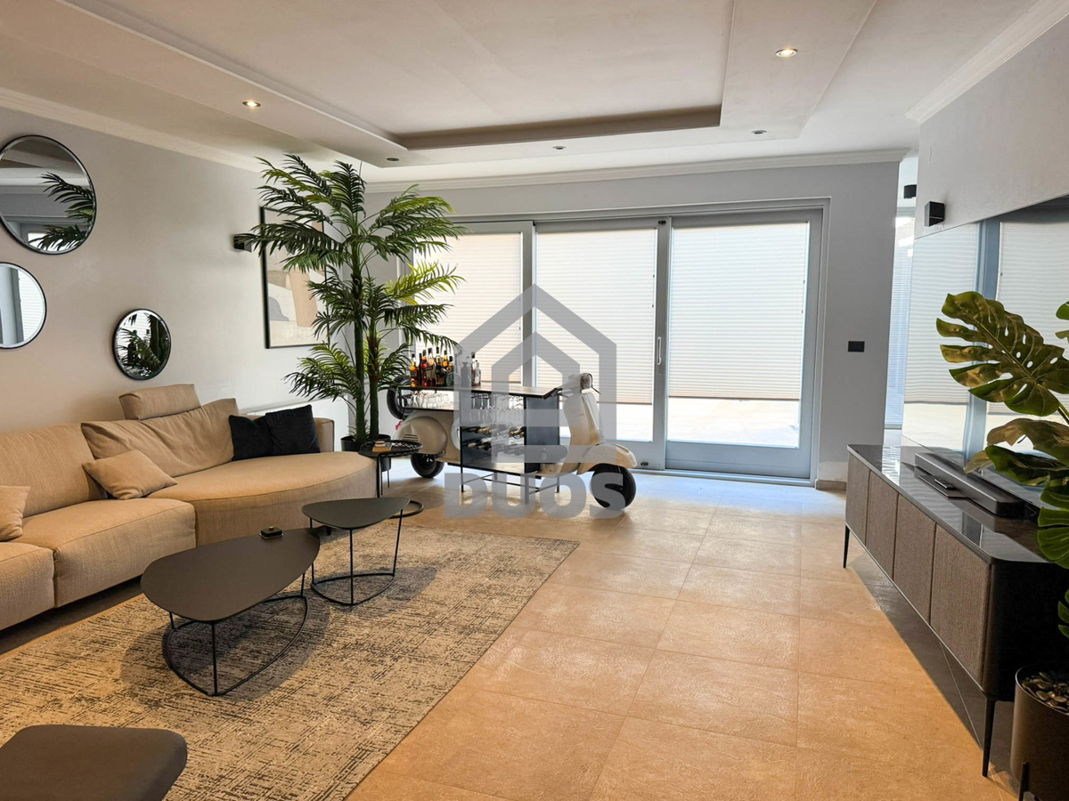 Čudovito prenovljena in moderno urejena kamnita hiša v središču Murtera z dvigalom