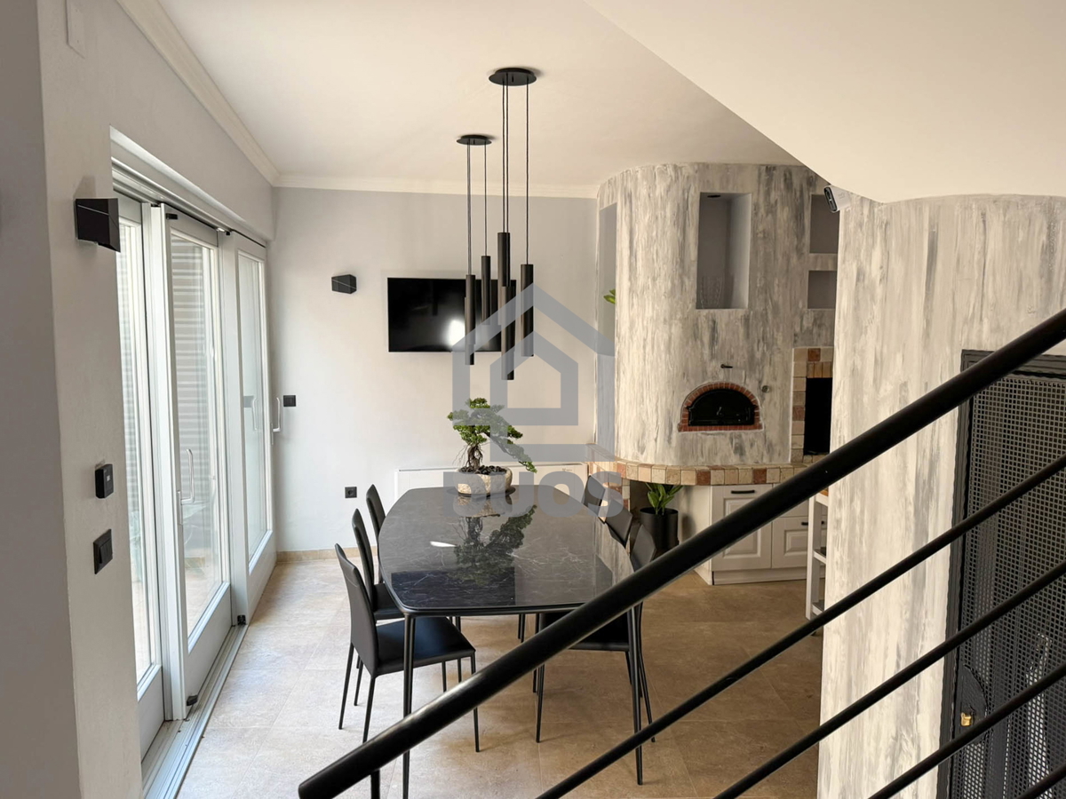 Čudovito prenovljena in moderno urejena kamnita hiša v središču Murtera z dvigalom