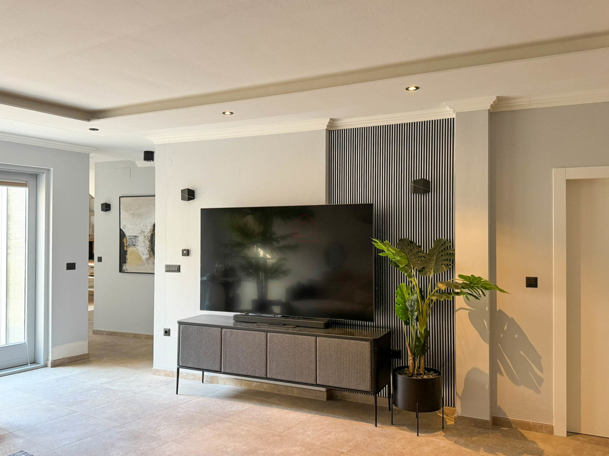 Čudovito prenovljena in moderno urejena kamnita hiša v središču Murtera z dvigalom