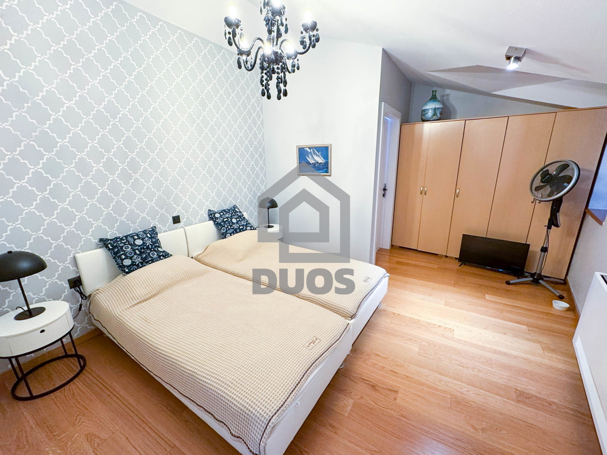 Čudovito prenovljena in moderno urejena kamnita hiša v središču Murtera z dvigalom