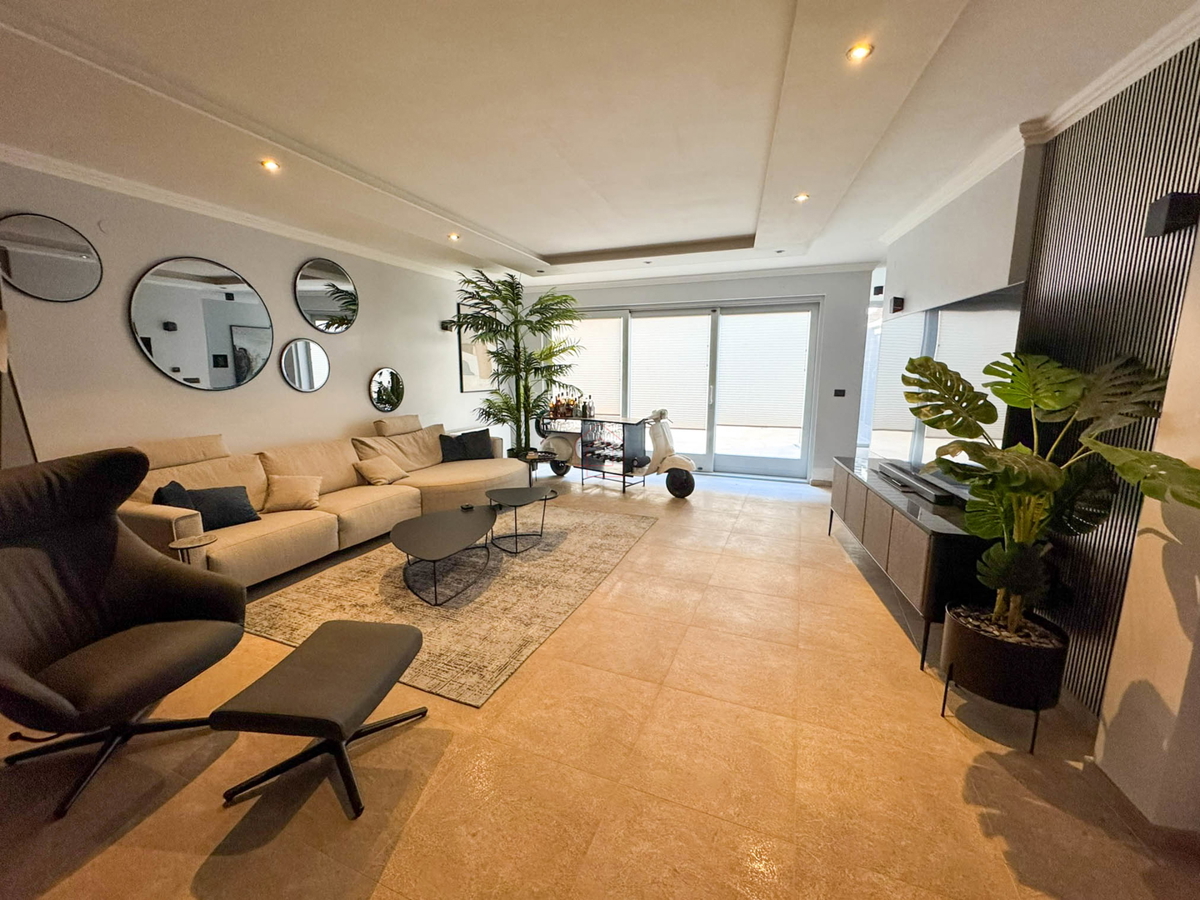 Čudovito prenovljena in moderno urejena kamnita hiša v središču Murtera z dvigalom