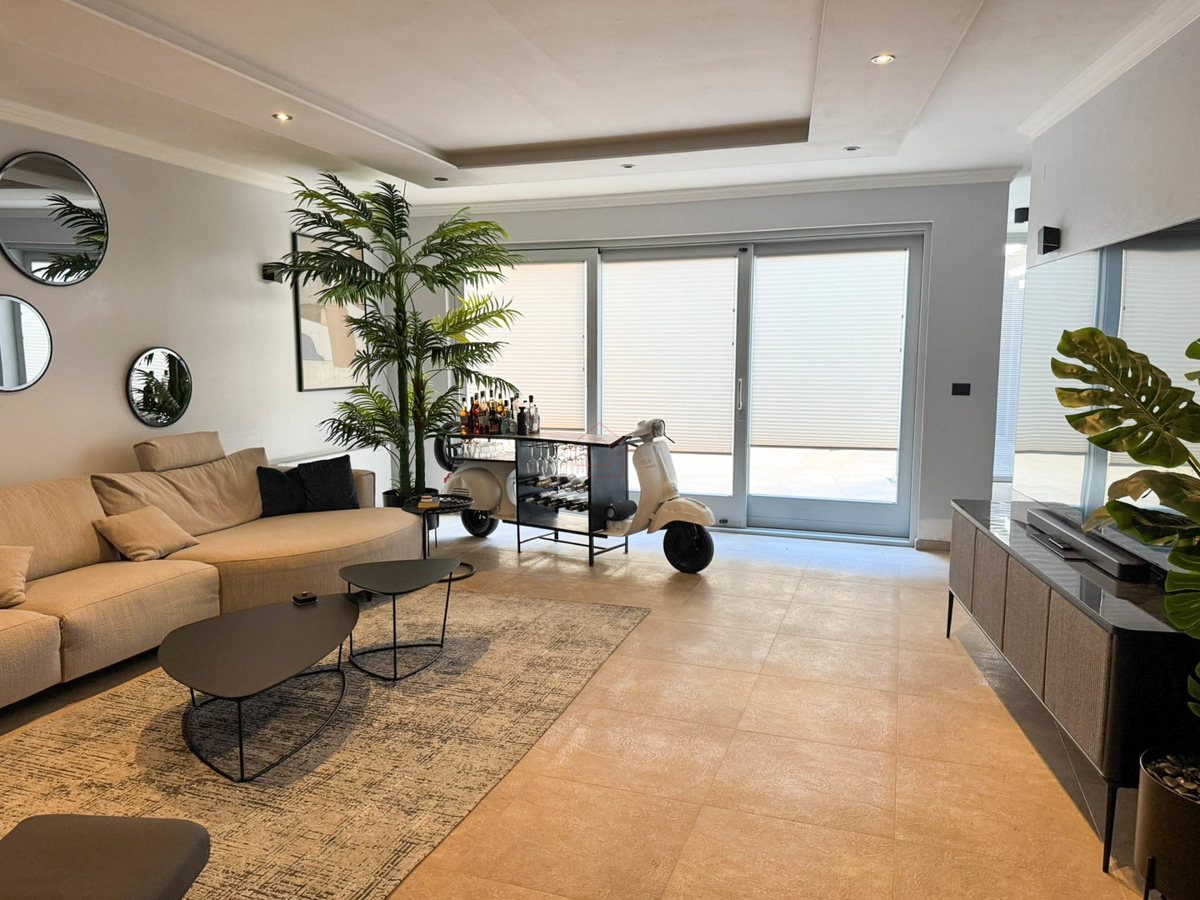 Čudovito prenovljena in moderno urejena kamnita hiša v središču Murtera z dvigalom