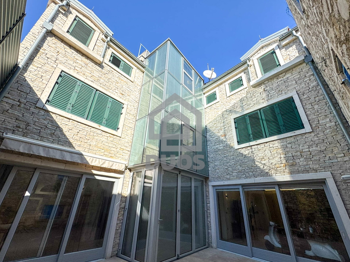 Čudovito prenovljena in moderno urejena kamnita hiša v središču Murtera z dvigalom