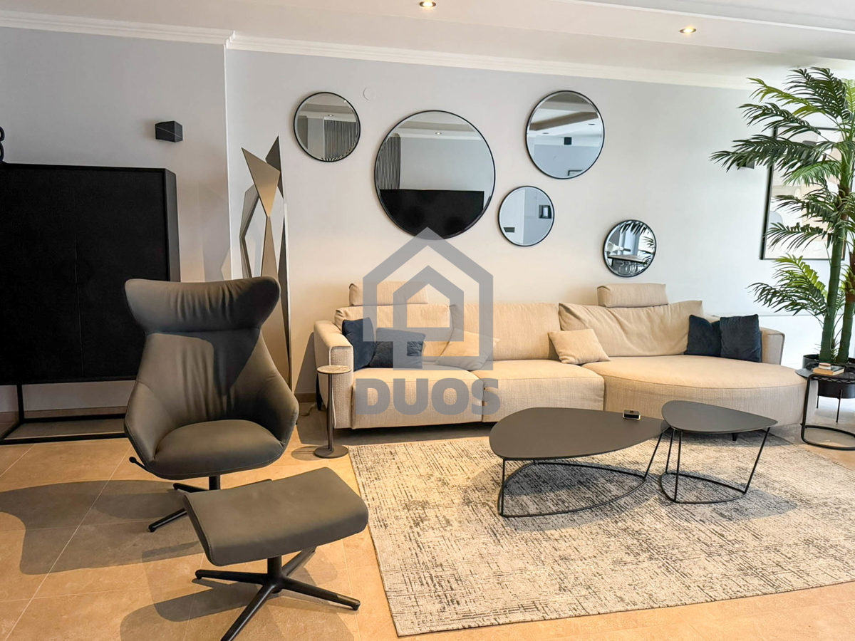 Čudovito prenovljena in moderno urejena kamnita hiša v središču Murtera z dvigalom