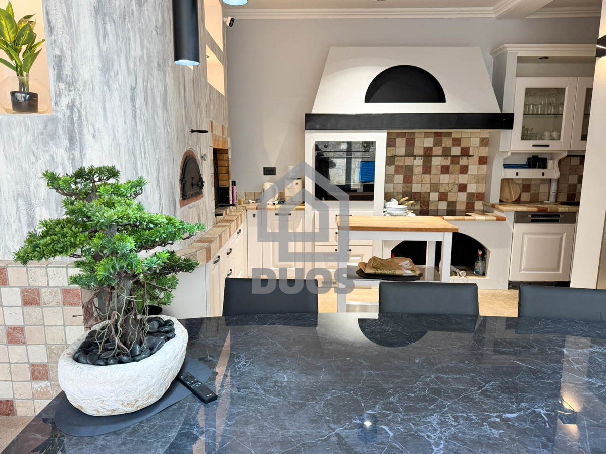 Čudovito prenovljena in moderno urejena kamnita hiša v središču Murtera z dvigalom