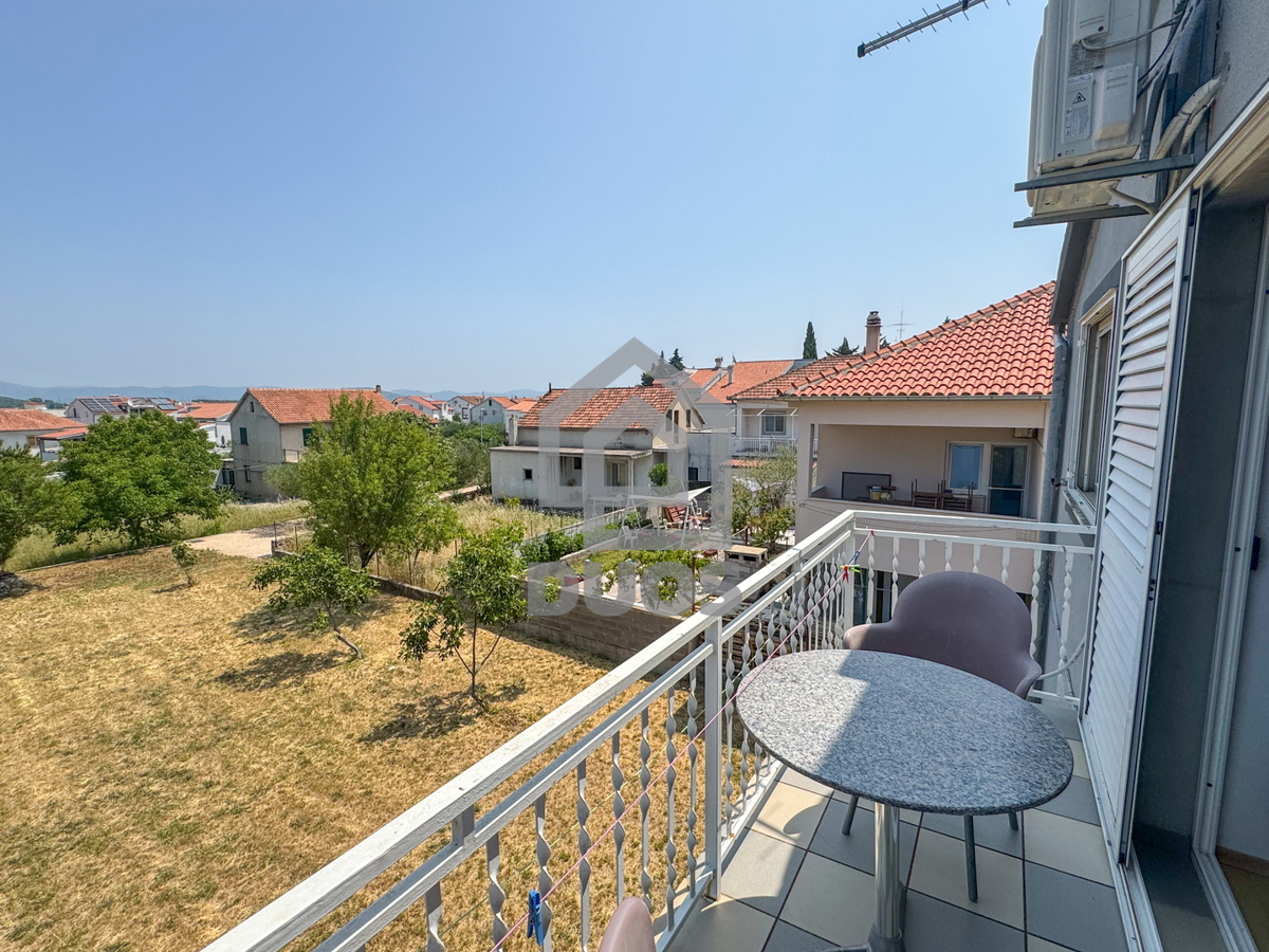 Samostojna hiša v bližini plaže Slanica z lastnimi sončnimi kolektorji in parkiriščem