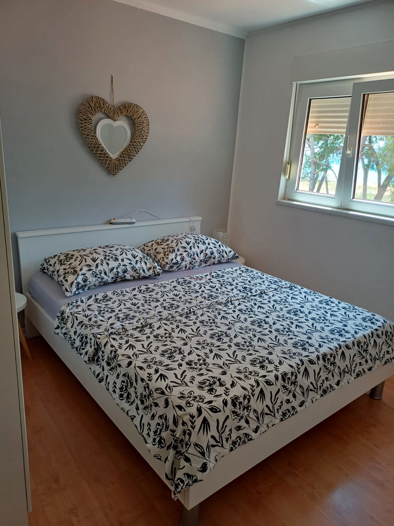 Kompleks s tremi hišami in teniškim igriščem v prvi vrsti ob morju - kraj Zablaće