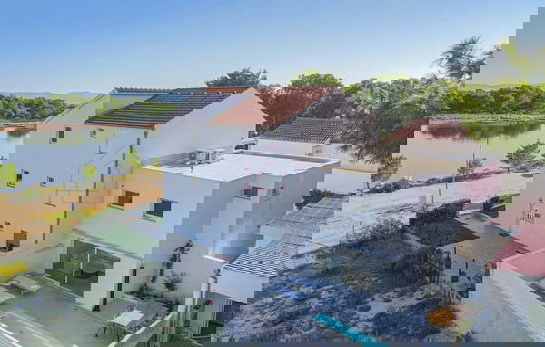 Kompleks s tremi hišami in teniškim igriščem v prvi vrsti ob morju - kraj Zablaće