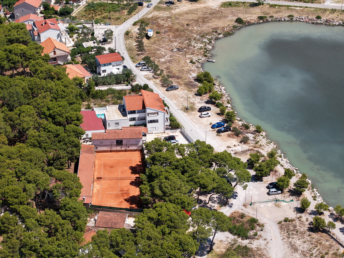Kompleks s tremi hišami in teniškim igriščem v prvi vrsti ob morju - kraj Zablaće