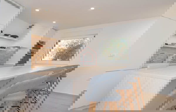 Kompleks s tremi hišami in teniškim igriščem v prvi vrsti ob morju - kraj Zablaće