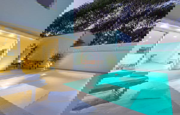 Kompleks s tremi hišami in teniškim igriščem v prvi vrsti ob morju - kraj Zablaće