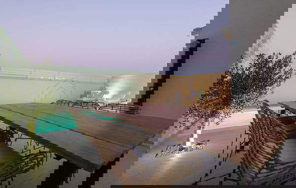 Kompleks s tremi hišami in teniškim igriščem v prvi vrsti ob morju - kraj Zablaće