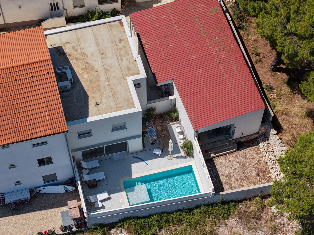 Kompleks s tremi hišami in teniškim igriščem v prvi vrsti ob morju - kraj Zablaće