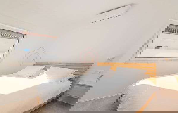 Kompleks s tremi hišami in teniškim igriščem v prvi vrsti ob morju - kraj Zablaće