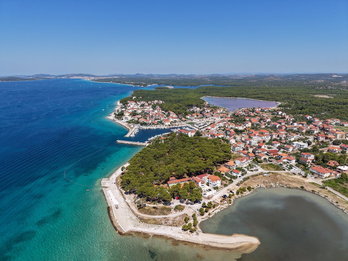 Kompleks s tremi hišami in teniškim igriščem v prvi vrsti ob morju - kraj Zablaće