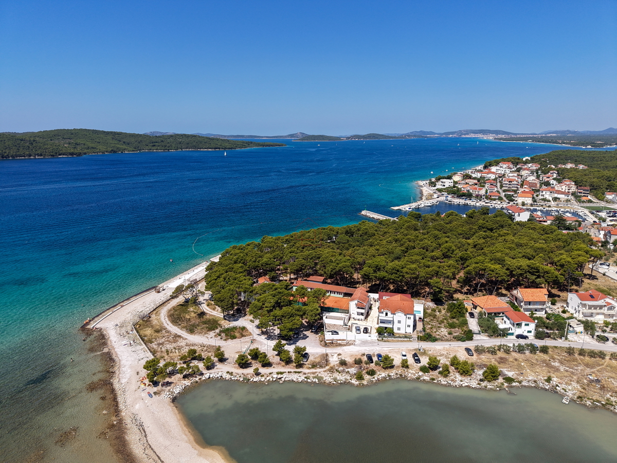 Kompleks s tremi hišami in teniškim igriščem v prvi vrsti ob morju - kraj Zablaće