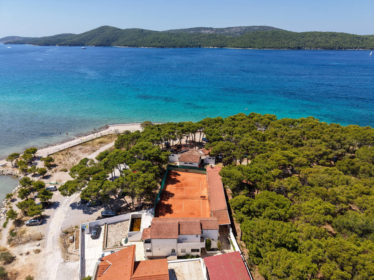 Kompleks s tremi hišami in teniškim igriščem v prvi vrsti ob morju - kraj Zablaće