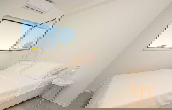 Kompleks s tremi hišami in teniškim igriščem v prvi vrsti ob morju - kraj Zablaće