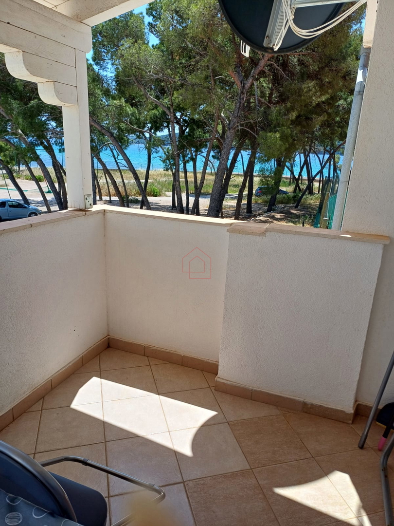 Kompleks s tremi hišami in teniškim igriščem v prvi vrsti ob morju - kraj Zablaće