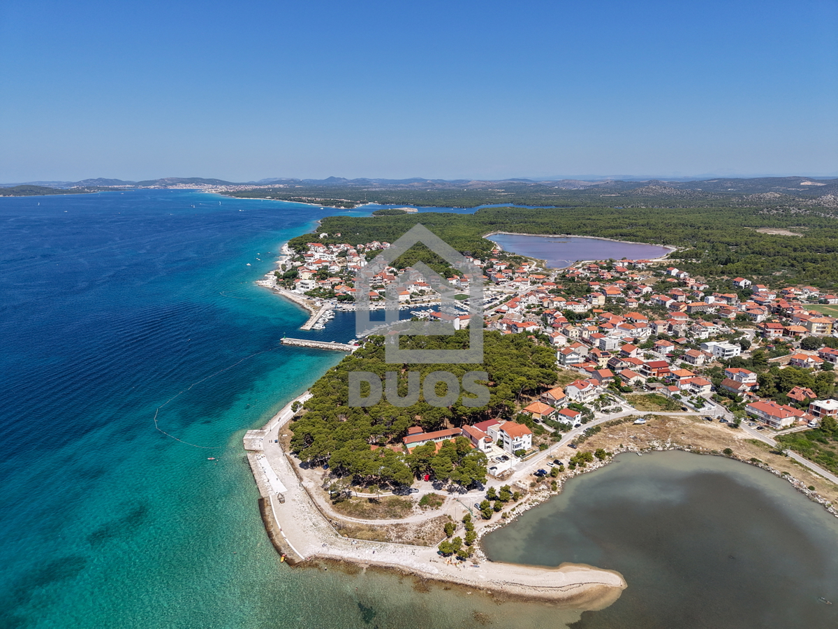Kompleks s tremi hišami in teniškim igriščem v prvi vrsti ob morju - kraj Zablaće
