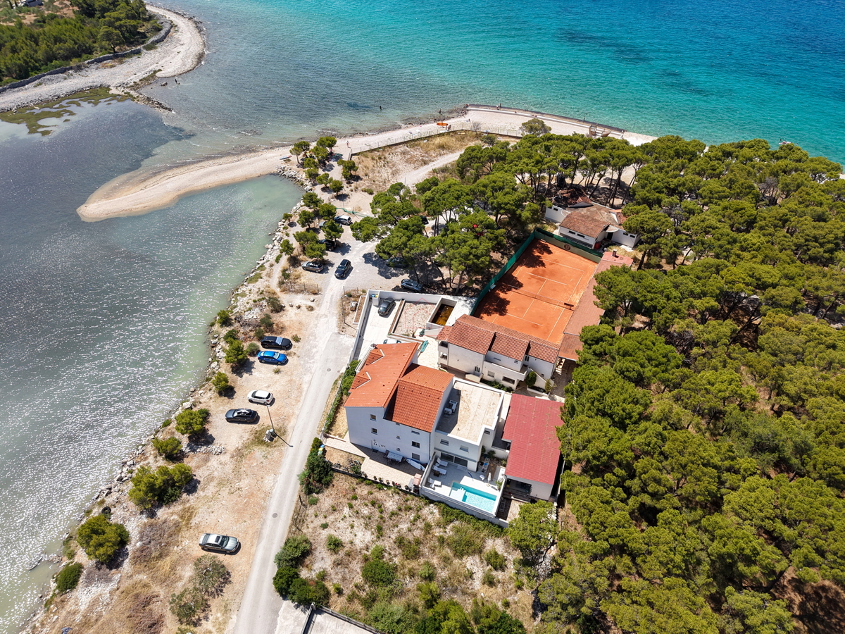 Kompleks s tremi hišami in teniškim igriščem v prvi vrsti ob morju - kraj Zablaće