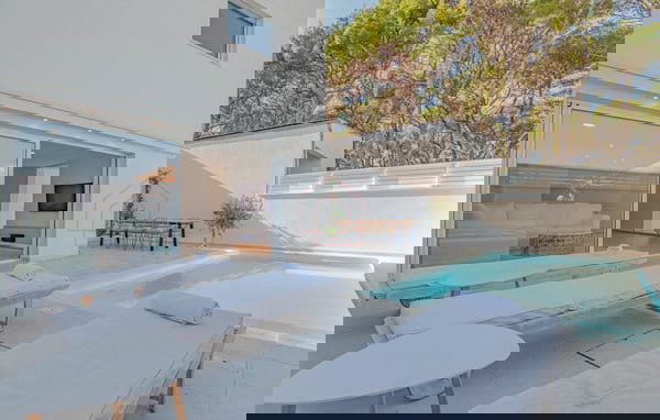 Kompleks s tremi hišami in teniškim igriščem v prvi vrsti ob morju - kraj Zablaće