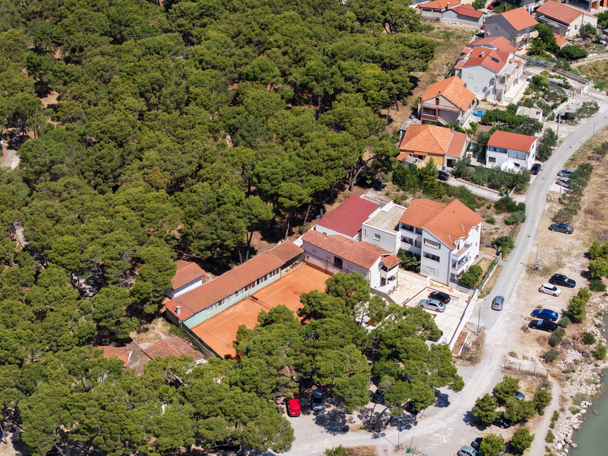 Kompleks s tremi hišami in teniškim igriščem v prvi vrsti ob morju - kraj Zablaće