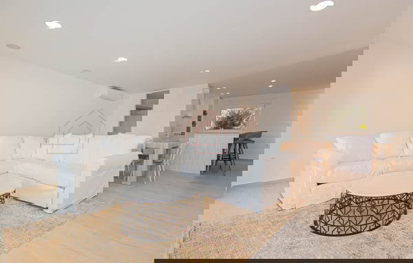 Kompleks s tremi hišami in teniškim igriščem v prvi vrsti ob morju - kraj Zablaće