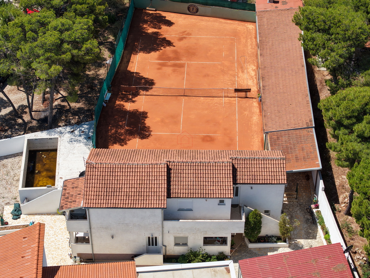 Kompleks s tremi hišami in teniškim igriščem v prvi vrsti ob morju - kraj Zablaće