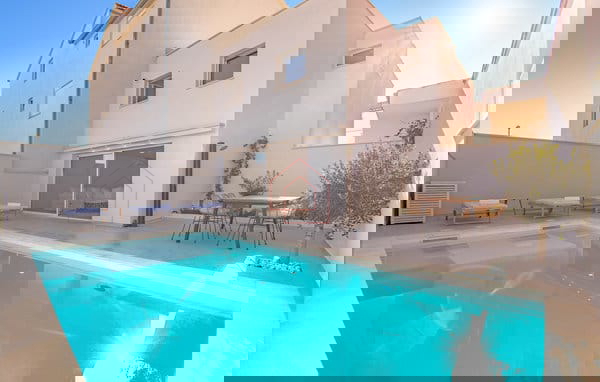 Kompleks s tremi hišami in teniškim igriščem v prvi vrsti ob morju - kraj Zablaće