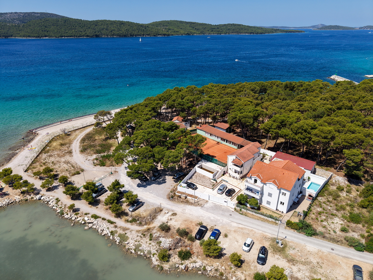 Kompleks s tremi hišami in teniškim igriščem v prvi vrsti ob morju - kraj Zablaće