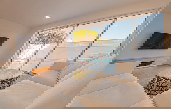 Kompleks s tremi hišami in teniškim igriščem v prvi vrsti ob morju - kraj Zablaće