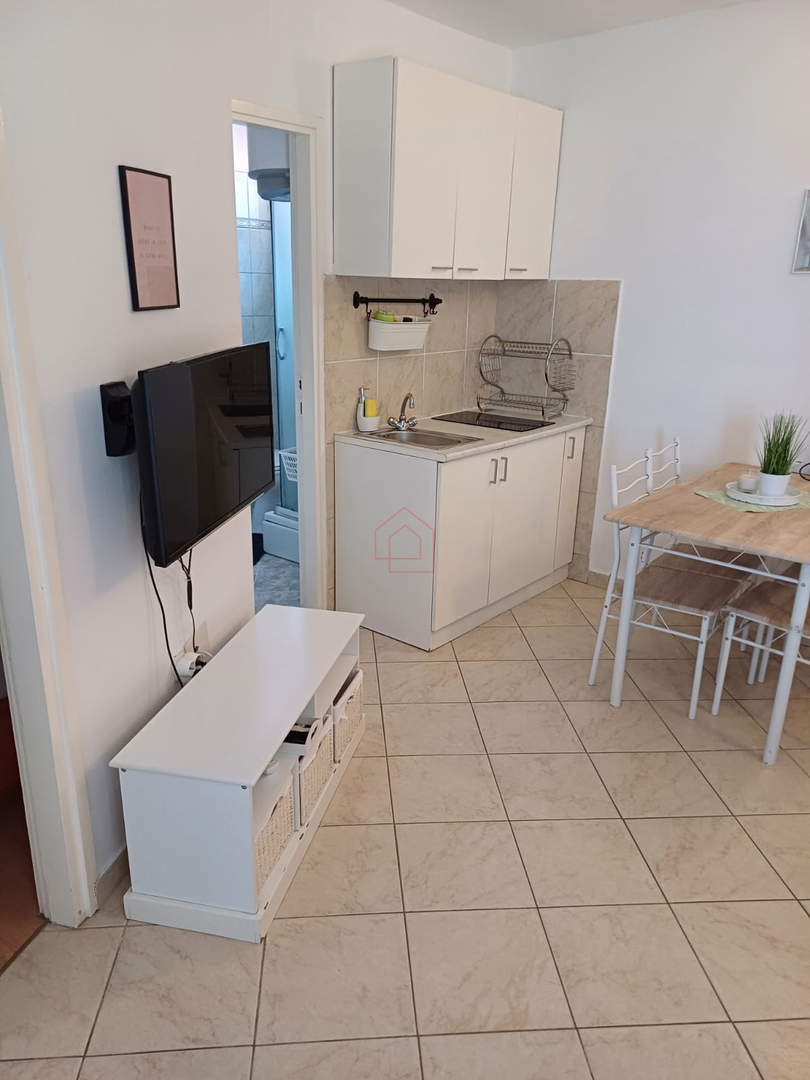 Kompleks s tremi hišami in teniškim igriščem v prvi vrsti ob morju - kraj Zablaće