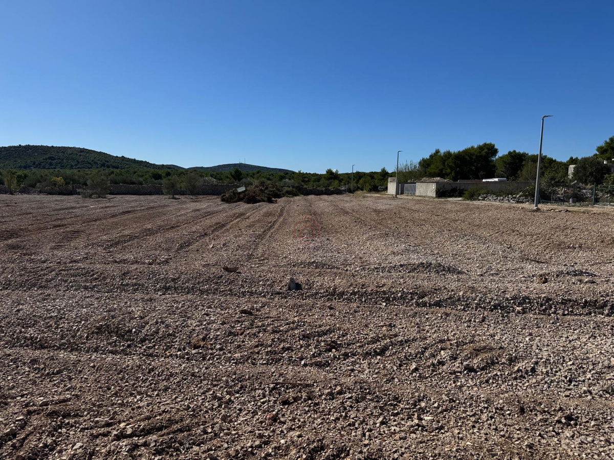 Manjše gradbeno zemljišče v Pirovcu, velikosti 520 m2