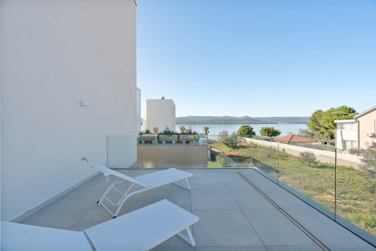 Čudovita dizajnerska vila s štirimi spalnicami in praktično razporeditvijo