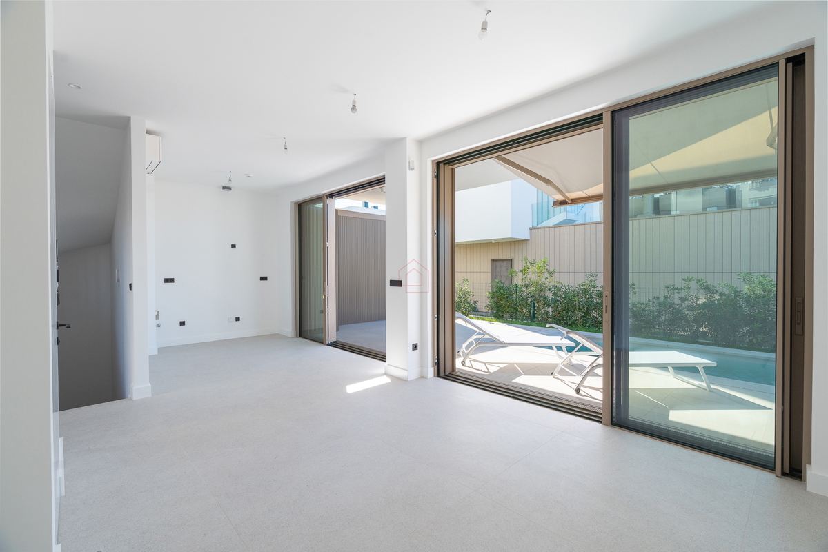 Čudovita dizajnerska vila s štirimi spalnicami in praktično razporeditvijo