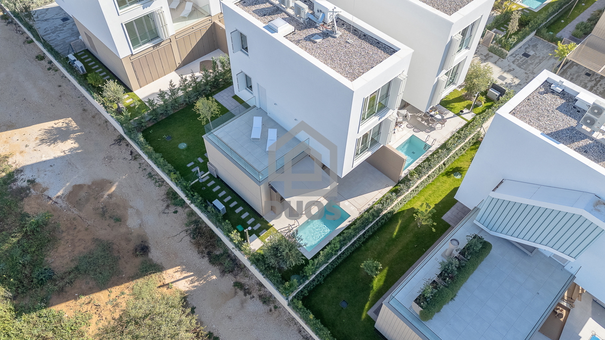 Čudovita dizajnerska vila s štirimi spalnicami in praktično razporeditvijo
