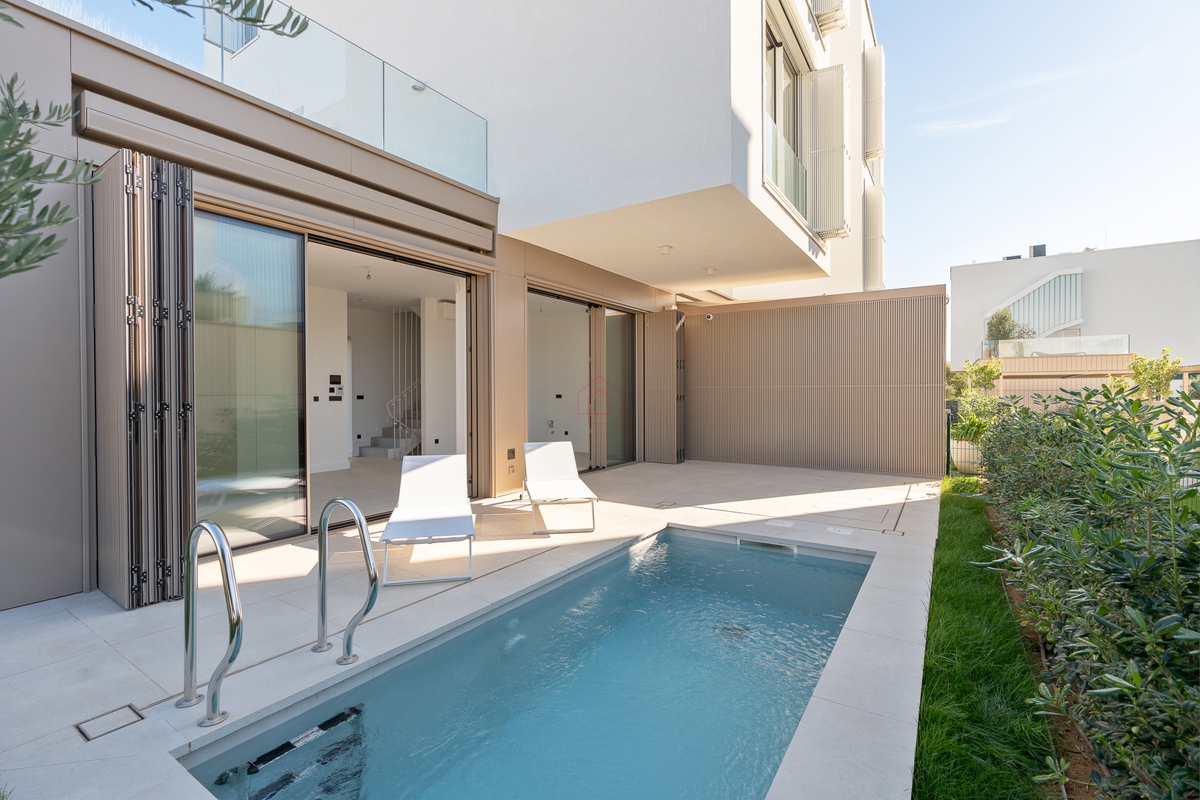 Čudovita dizajnerska vila s štirimi spalnicami in praktično razporeditvijo