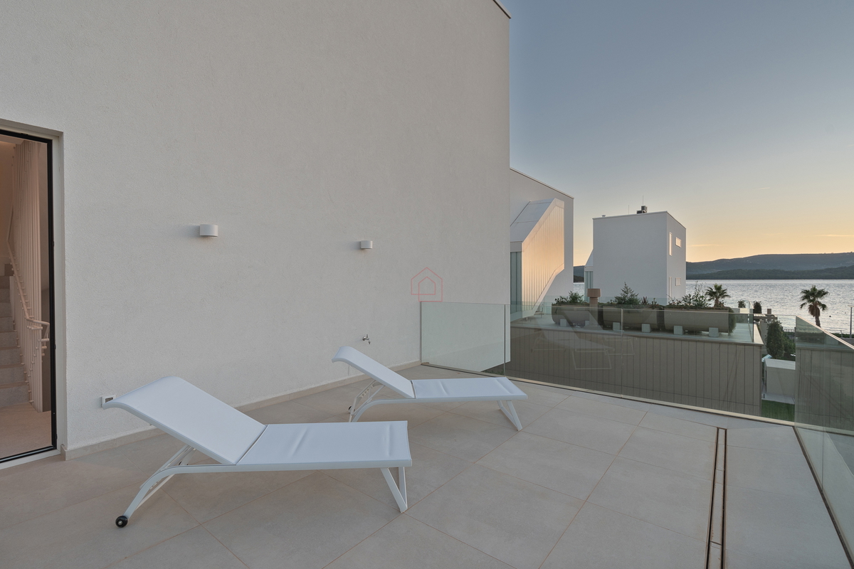 Čudovita dizajnerska vila s štirimi spalnicami in praktično razporeditvijo