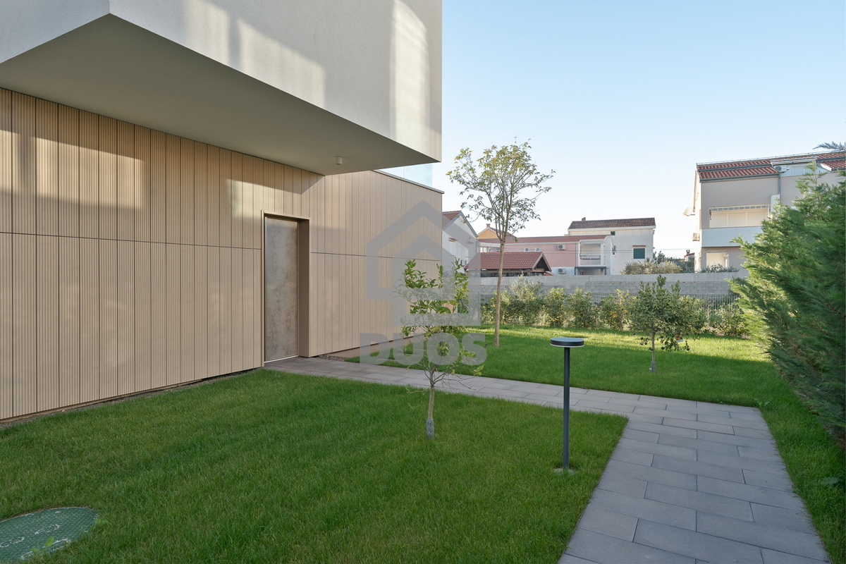 Čudovita dizajnerska vila s štirimi spalnicami in praktično razporeditvijo
