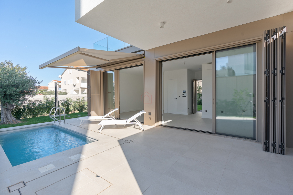 Čudovita dizajnerska vila s štirimi spalnicami in praktično razporeditvijo