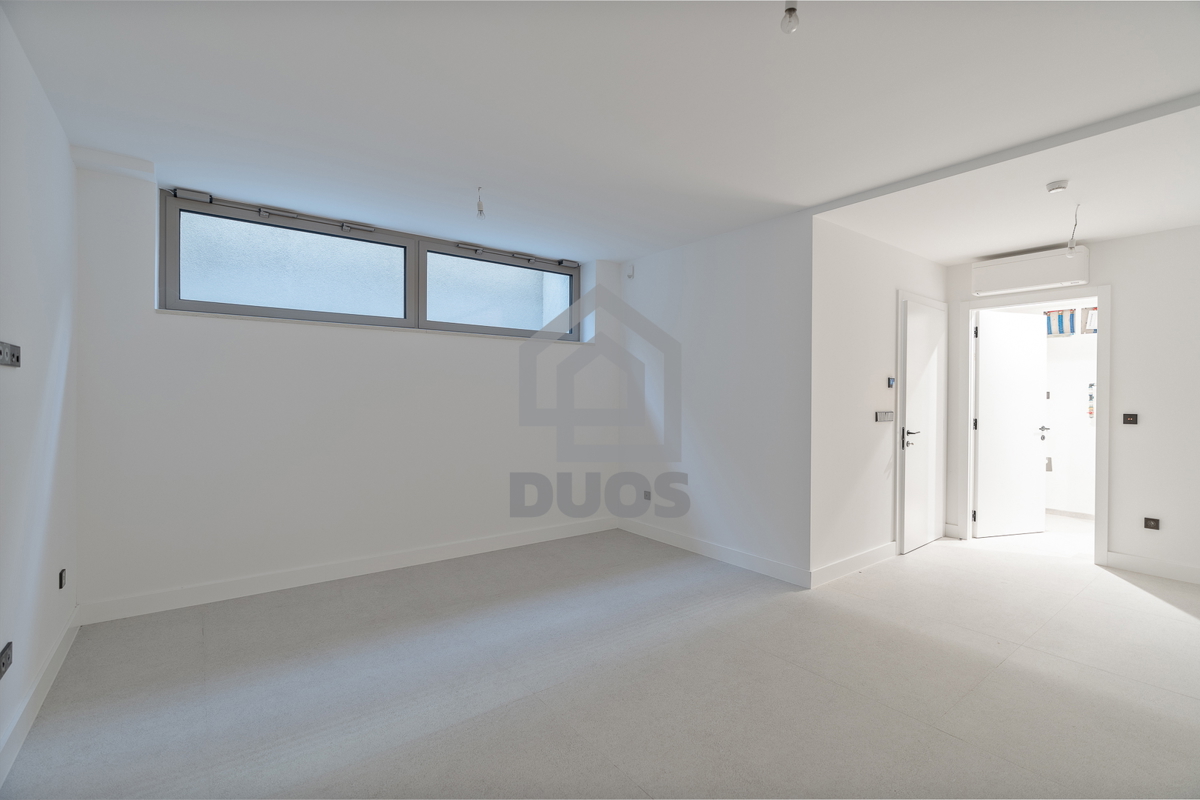 Čudovita dizajnerska vila s štirimi spalnicami in praktično razporeditvijo