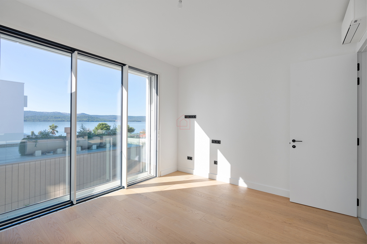 Čudovita dizajnerska vila s štirimi spalnicami in praktično razporeditvijo